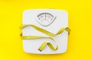 bathroom scales and measuring tape for weight loss concept on yellow background top viewBalança, fita métrica. Foto: 9dreamstudio  / stock.adobe.comFonte: 268233188<!-- NICAID(15693733) -->