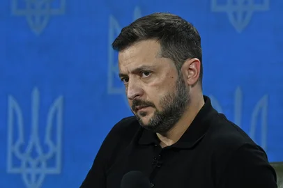 Ukraine's President Volodymyr Zelensky looks on during a t press conference in Kyiv, on August 27, 2024, amid the Russian invasion of Ukraine. (Photo by Sergei CHUZAVKOV / AFP)Editoria: WARLocal: KyivIndexador: SERGEI CHUZAVKOVSecao: armed conflictFonte: AFPFotógrafo: STR<!-- NICAID(15851337) -->