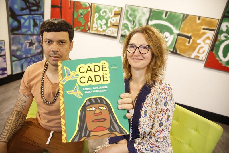 Porto Alegre, RS, Brasil - 06/10/2023 - Xadalu e a escritora Paula Taiteulbaum estão lançando o livro "Cadê, Cadê", em que retratam um indígena vendendo sua arte na cidade, mas a margem da sociedade. FOTO: JEFFERSON BOTEGA, AGÊNCIA RBS<!-- NICAID(15562006) -->