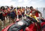 Crianças em tratamento contra o câncer tomam banho de mar e conhecem D'Alessandro  