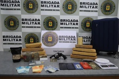 Dois homens são presos com sete quilos de maconha no Centro de Vacaria<!-- NICAID(16304733) -->