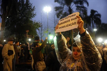 CAXIAS DO SUL, RS, BRASIL, 21/06/2013. Protestos na Cidade de Caxias do Sul. (Juan Barbosa/Pioneiro)Indexador: JUAN BARBOSA                    <!-- NICAID(9502900) -->
