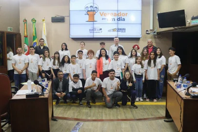 Vereador por um Dia 2022 reúne estudantes no plenário em Caxias<!-- NICAID(15245446) -->
