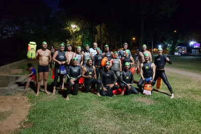 Projeto Nadando Pelos Cartões Postais teve desafio noturno<!-- NICAID(14946617) -->