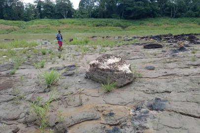A seca histórica que assola a região amazônica revelou quatro sítios arqueológicos em diferentes pontos do estado do Amazonas, sendo três deles totalmente desconhecidos e de grande relevância. Para documentar e promover ações de fiscalização e registro desses bens, o Instituto do Patrimônio Histórico e Artístico Nacional (Iphan) instituiu um plano emergencial, composto por vistorias e ações educativas em parceria com diferentes órgãos públicos e organizações sociais, dentre elas o Instituto Soka da Amazônia, que atua de forma voluntária na preservação do Patrimônio Cultural e ambiental da comunidade local.<!-- NICAID(15585542) -->