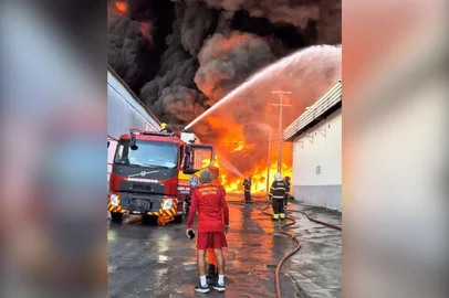 Um incêndio de grandes proporções atingiu um galpão da fábrica da Effa Motors, no Distrito Industrial 2, Zona Leste de Manaus, desde o meio dia desta terça-feira (5).<!-- NICAID(16095327) -->