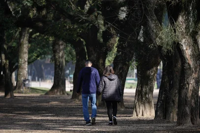 PORTO ALEGRE, RS, BRASIL, 11-07-2025: Manhã com céu parcialmente encoberto no Parque Farroupilha (Redenção). Fim de semana deve ter sol, segundo previsão. Foto: Mateus Bruxel/Agência RBSIndexador: MATEUS BRUXEL<!-- NICAID(16078349) -->
