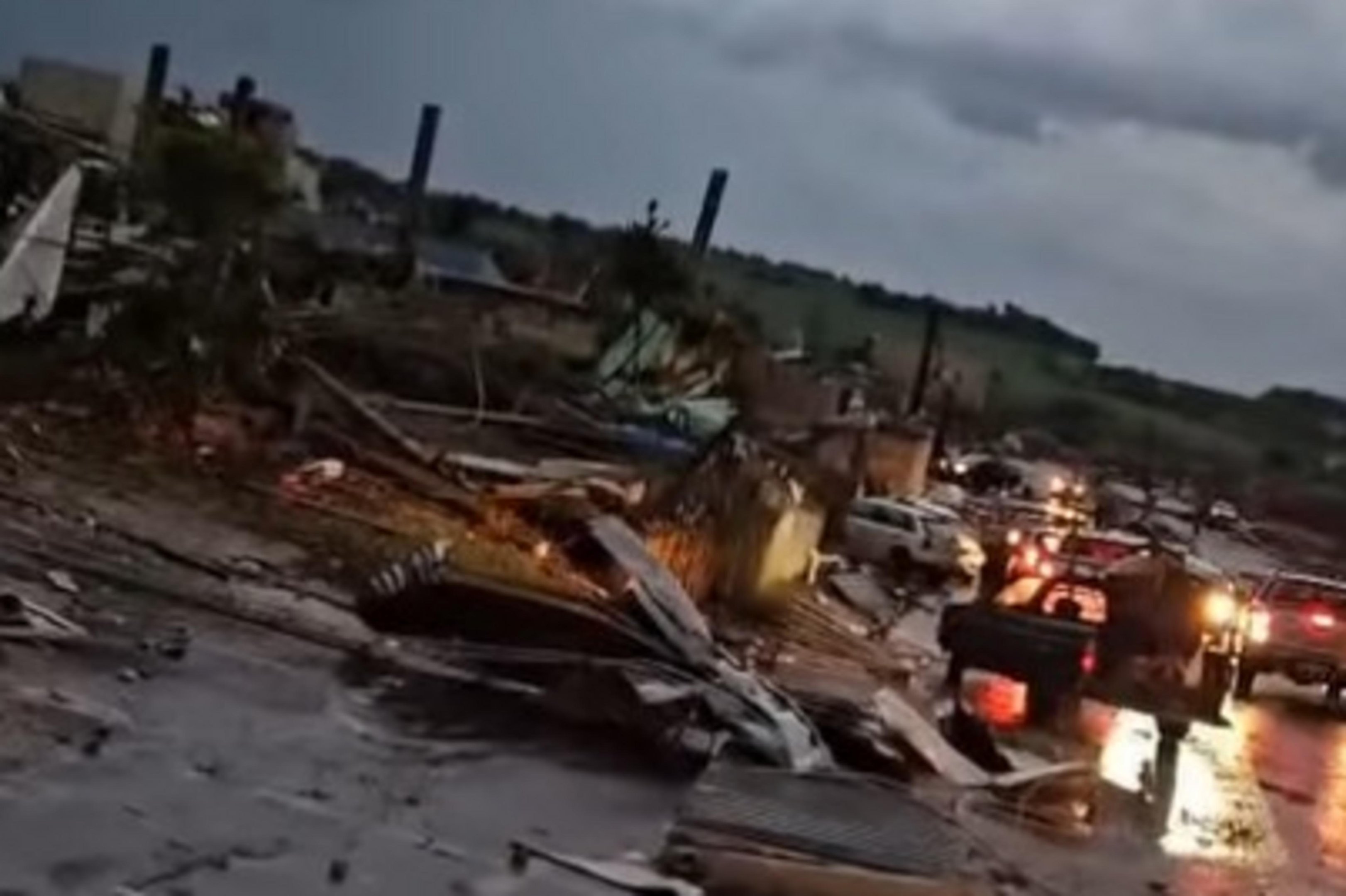 Tornado deixa seis mortos e atinge metade de cidade do sudoeste do