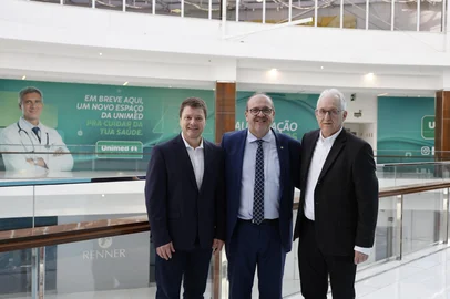 Unimed Serra Gaúcha terá central de serviços no Bourbon San Pellegrino.Na foto, Roberto Manuel Zaffari, diretor da Airaz, a dos shoppings centers do Grupo Zaffari, André Leite, presidente da Unimed Serra Gaúcha; e Claudio Luiz Zaffari, diretor do Grupo Zaffari. <!-- NICAID(16046469) -->