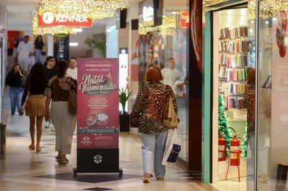CAXIAS DO SUL, RS, BRASIL, 18/12/2024. Parcelas do 13º salário e compras de Natal devem impulsionar o comércio caxiense em dezembro. (Bruno Todeschini/Agência RBS)Indexador: Bruno Todeschini<!-- NICAID(15937905) -->