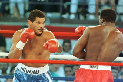 Maguila x Evander HolyfieldEstados Unidos, Lake Tahoe, Nevada, EUA, 15/07/1989. Evander Holyfield luta com Adílson Maguila Rodrigues, no Stateline. O boxeador brasileiro perdeu por nocaute.Foto: Flávio Canalonga/AENegativo 912949 - Contato: 00.006.0 - Crédito:FLÁVIO CANALONGA/AE/AE/Codigo imagem:43738Local: LAS VEGASIndexador: FLÁVIO CANALONGAFonte: AEP-AE<!-- NICAID(15898204) -->