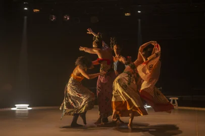 Durante o mês de agosto, a Cia Étnica de Dança, do Rio de Janeiro, percorrerá diferentes regiões do Estado em um circuito realizado pelo Sesc/RS. O trabalho “Cartas para Mercedesssssss”, que esteve em Porto Alegre na programação do 17º Festival Palco Giratório Sesc, passará por Carazinho, Passo Fundo, Caxias do Sul e Canoas entre os dias 09 e 15 de agosto.As apresentações, nos teatros do Sesc, já estão com ingressos disponíveis, que podem ser adquiridos em qualquer Unidade do Sesc/RS. Informações adicionais podem ser obtidas com as unidades de cada cidade.<!-- NICAID(15501473) -->