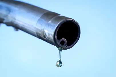 A drop of petrol falls from the nozzle of a petrol pump at a petrol station in Vélizy-Villacoublay, near Paris, on March 9, 2026, as Oil prices soared peaking just short of $120 a barrel as the US-Israeli war against Iran continued into a second week, with Tehran launching fresh retaliatory strikes in the Gulf. (Photo by Alain JOCARD / AFP)Editoria: FINLocal: Vélizy-VillacoublayIndexador: ALAIN JOCARDSecao: energy and resourceFonte: AFPFotógrafo: STF<!-- NICAID(16242322) -->