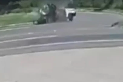 Duas pessoas morreram em um acidente de trânsito registrado por volta das 14h20min deste domingo (4) na RS-239, em Sapiranga, no Vale do Sinos. A colisão ocorreu nas proximidades do Posto Ferrabraz e de um depósito da empresa Quero-Quero e envolveu um automóvel com placas de Eldorado do Sul e uma motocicleta. Foto: Câmeras de Segurança/Reprodução<!-- NICAID(16197639) -->