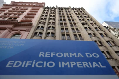 Porto Alegre, RS, Brasil - Fachada do Cine Teatro Imperial, também conhecido como Cinema Imperial, é um prédio histórico de Porto Alegre, capital do estado brasileiro do Rio Grande do Sul. O prédio está localizado na Rua da Praia e, em abril de 2004, foi tombado como patrimônio histórico municipal, a partir de aprovação pelo Conselho Municipal do Patrimônio Histórico e Cultural de Porto Alegre (Compahc). Foto: Jefferson Botega / Agencia RBSIndexador: jeff botega<!-- NICAID(15838556) -->