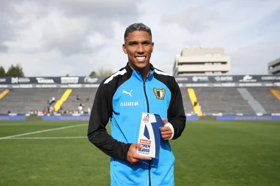 O atacante Sorriso, ex-Juventude, tem se destacado no Campeonato Português. No último sábado (12), o jogador foi o melhor em campo pelo Famalicão na vitória por 3 a 0 contra o Estoril, pela Primeira Liga, com um gol e uma assistência.<!-- NICAID(16018394) -->