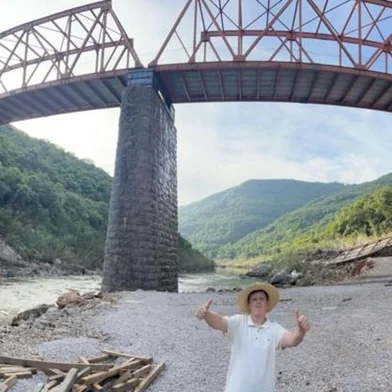 Assim que soube, pelas redes sociais, que a ponte havia ruído, Pastore como tantos outros internautas publicou o vídeo do momento em que a estrutura é arrastada pela cheia do rio. Quando a comunidade decidiu, por meio de uma associação, que iria arrecadar R$ 6 milhões, para construir uma nova ponte, Pastore se uniu pela causa. Foi nos comentários da publicação que recebeu o pedido para que divulgasse a chave PIX<!-- NICAID(15648678) -->