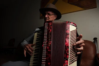 CAXIAS DO SUL, RS, BRASIL (16/09/2021)O acordeonista caxiense Paulo Siqueira utiliza gaitas Todeschini desde os anos 1960. Ele explica a preferência pela marca que teve sua fábrica em Bento Gonçalves, até meados dos anos 1970. (Antonio Valiente/Agência RBS)<!-- NICAID(14891033) -->