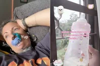 Adultos usando chupetas, mamadeiras ou outros objetos típicos da infância têm aparecido em vídeos no TikTok. A prática está ligada a age regression, ou regressão de idade, quando a pessoa retoma hábitos de fases anteriores da vida para se sentir segura, aliviar o estresse ou reduzir a ansiedade.<!-- NICAID(16100678) -->