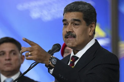O presidente da Venezuela, Nicolás Maduro, gesticula ao se dirigir à mídia depois de comparecer perante a Suprema Corte de Justiça (TSJ) em Caracas, em 9 de agosto de 2024. pressão para que divulgue os resultados da votação de 28 de Julho, que a oposição afirma ter sido fraudulenta. (Foto de Federico PARRA/AFP)<!-- NICAID(15841920) -->