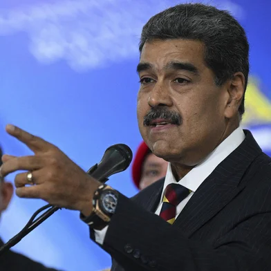 O presidente da Venezuela, Nicolás Maduro, gesticula ao se dirigir à mídia depois de comparecer perante a Suprema Corte de Justiça (TSJ) em Caracas, em 9 de agosto de 2024. pressão para que divulgue os resultados da votação de 28 de Julho, que a oposição afirma ter sido fraudulenta. (Foto de Federico PARRA/AFP)<!-- NICAID(15841920) -->