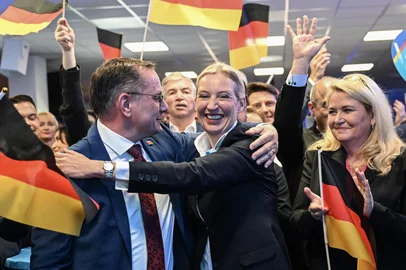 Electoral evening of AfD - Germany's far-right Alternative for Germany (AfD) partyCo-leader of Germany's far-right Alternative for Germany (AfD) party and her party's top candidate for Chancellor Alice Weidel and co-leader of the far-right Alternative for Germany (AfD) party Tino Chrupalla (L) hug during the electoral evening in Berlin on February 23, 2025, after the first exit polls in the German general elections. (Photo by Soeren STACHE / POOL / AFP)Editoria: POLLocal: BerlinIndexador: SOEREN STACHESecao: electionFonte: POOLFotógrafo: STR<!-- NICAID(15982367) -->