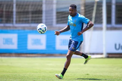 RS - FUTEBOL/ TREINO GREMIO 2025 - ESPORTES - Jogadores do Gremio realizam treino tÃ©cnico durante a manha desta sexta-feira, no CT Luiz Carvalho, na preparaÃ§Ã£o para a partida valida pelo Campeonato Brasileiro 2025. Na foto, Edenilson. FOTO: LUCAS UEBEL/GREMIO FBPA<!-- NICAID(16172071) -->