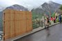 A provisional wooden fence is partially blocking the beautiful view, as visitors take selfies with the landscape, in the tourist community of Hallstatt (district of Gmunden), Austria, on May 15, 2023. The Austrian village of Hallstatt -- popular among selfie-seekers -- has installed wooden barriers to obstruct the view in an effort to curb overtourism and restore calm. (Photo by REINHARD HÖRMANDINGER / APA / AFP) / Austria OUTEditoria: FINLocal: HallstattIndexador: REINHARD HORMANDINGERSecao: tourismFonte: APAFotógrafo: STR<!-- NICAID(15432876) -->