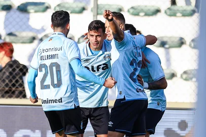 RS - FUTEBOL/CAMPEONATO BRASILEIRO 2025/GREMIO X JUVENTUDE  - ESPORTES - Lance da partida entre Gremio e Juventude disputada na tarde deste domingo, no EstÃ¡dio Alfredo Jaconi, em Caxias do Sul, em partida valida pela Campeonato Brasileiro 2025. Na foto, ao centro, Franco Cristaldo. FOTO: LUCAS UEBEL/GREMIO FBPA<!-- NICAID(16051147) -->