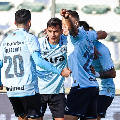 RS - FUTEBOL/CAMPEONATO BRASILEIRO 2025/GREMIO X JUVENTUDE  - ESPORTES - Lance da partida entre Gremio e Juventude disputada na tarde deste domingo, no EstÃ¡dio Alfredo Jaconi, em Caxias do Sul, em partida valida pela Campeonato Brasileiro 2025. Na foto, ao centro, Franco Cristaldo. FOTO: LUCAS UEBEL/GREMIO FBPA<!-- NICAID(16051147) -->