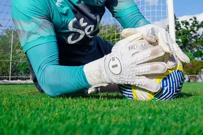 Goleiro Gabriel, do Juventude, durante a preparação para  jogo contra o Atlético-MG.<!-- NICAID(15921640) -->