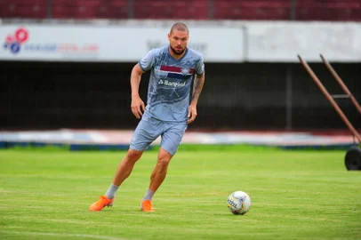CAXIAS DO SUL, RS, BRASIL, 11/02/2021. Treino do Caxias no estádio Centenário. O Caxias se prepara para a temporada 2021. Na foto, zagueiro Guilherme Mattis. (Porthus Junior/Agência RBS)<!-- NICAID(14712844) -->