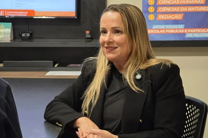 Promotora de Justiça Gabriela dos Santos Lusquiños, do Ministério Público do Rio de Janeiro, palestrou em Pelotas sobre violência digital entre jovens e apresentou o Protocolo Eu Te Vejo na Escola Mário Quintana<!-- NICAID(16241517) -->