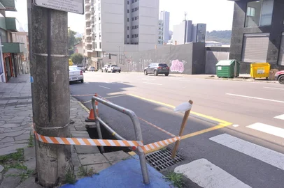 Buraco ocasionado por um problema num poste na Rua Visconde de Pelotas, esquina com Vinte de Setembro, no centro da cidade. (Neimar De Cesero/Agência RBS)<!-- NICAID(15500222) -->