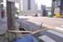 Buraco ocasionado por um problema num poste na Rua Visconde de Pelotas, esquina com Vinte de Setembro, no centro da cidade. (Neimar De Cesero/Agência RBS)<!-- NICAID(15500222) -->
