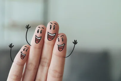 Fingers with Smile Face, Happy, Friendship, Family, Group, Teamwork, Community, Unity, Love Concept.Fonte: 448764132<!-- NICAID(15657051) -->