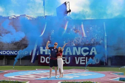 Casal fanático pelo Caxias faz chá revelação dentro do Estádio Centenário<!-- NICAID(15628201) -->