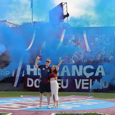 Casal fanático pelo Caxias faz chá revelação dentro do Estádio Centenário<!-- NICAID(15628201) -->