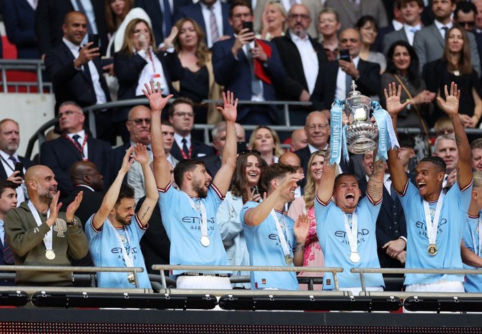 Manchester City mira premiação histórica com possível tríplice coroa