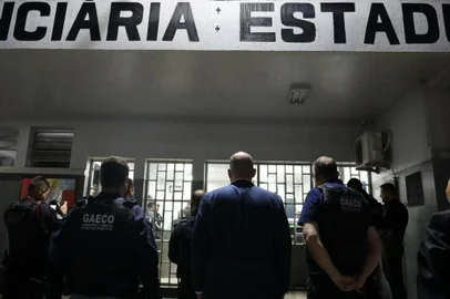 A Justiça condenou Leandro Suanes, ex-diretor da Penitenciária Estadual de Rio Grande (PERG), a 25 anos, quatro meses e sete dias de prisão pelos crimes de corrupção ativa, corrupção passiva e lavagem de capitais. Ele foi alvo de uma operação em 2023, acusado de facilitar o ingresso de celulares, drogas e dinheiro na casa prisional entre os anos de 2021 e 2023.