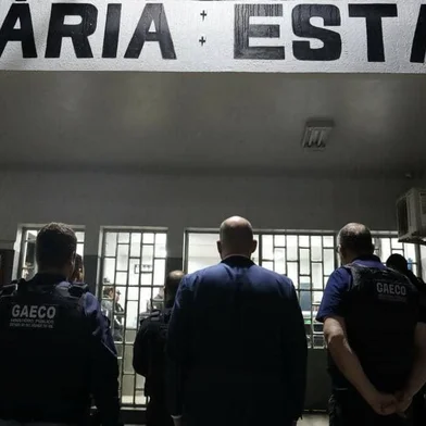 A Justiça condenou Leandro Suanes, ex-diretor da Penitenciária Estadual de Rio Grande (PERG), a 25 anos, quatro meses e sete dias de prisão pelos crimes de corrupção ativa, corrupção passiva e lavagem de capitais. Ele foi alvo de uma operação em 2023, acusado de facilitar o ingresso de celulares, drogas e dinheiro na casa prisional entre os anos de 2021 e 2023.
