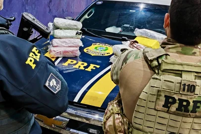 A Polícia Rodoviária Federal (PRF) apreendeu 23 quilos de cocaína que estavam escondido no tanque de gasolina de um carro, que foi abordado em um restaurante às margens da BR-101, em Osório, no Litoral Norte. O caso aconteceu na noite de sexta-feira (25) e resultou na prisão em flagrante de três homens por tráfico de drogas. Veja o vídeo abaixo.<!-- NICAID(16088457) -->