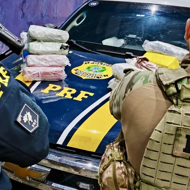 A Polícia Rodoviária Federal (PRF) apreendeu 23 quilos de cocaína que estavam escondido no tanque de gasolina de um carro, que foi abordado em um restaurante às margens da BR-101, em Osório, no Litoral Norte. O caso aconteceu na noite de sexta-feira (25) e resultou na prisão em flagrante de três homens por tráfico de drogas. Veja o vídeo abaixo.<!-- NICAID(16088457) -->