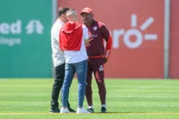 D'Alessandro e André Mazzuco, dirigentes do Inter, conversam com o técnico Roger Machado<!-- NICAID(15878868) -->