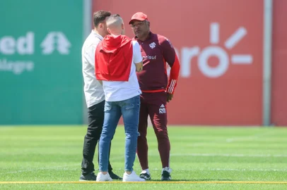 D'Alessandro e André Mazzuco, dirigentes do Inter, conversam com o técnico Roger Machado<!-- NICAID(15878868) -->