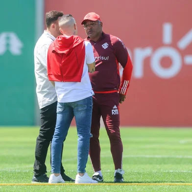 D'Alessandro e André Mazzuco, dirigentes do Inter, conversam com o técnico Roger Machado<!-- NICAID(15878868) -->