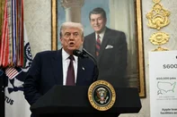US President Donald Trump speaks in the Oval Office of the White House in Washington, DC, on August 6, 2025 to announce that Apple will invest an additional $100 billion in the United States, taking its total pledge to $600 billion over the next four years. (Photo by Brendan SMIALOWSKI / AFP)<!-- NICAID(16095998) -->