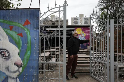 Porto Alegre, RS, Brasil, 04-07-2024: Jardim São Geraldo, bar localizado no 4º distrito de Porto Alegre, inspirado no filme "Alice no País das maravilhas", foi atingido severamente pela enchente em maio e a por limpeza e reformas para voltar a receber clientes em breve. Foto: Mateus Bruxel / Agência RBSIndexador: MATEUS BRUXEL<!-- NICAID(15806001) -->