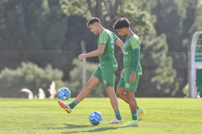 CAXIAS DO SUL, RS, BRASIL, 03/04/2023. Treino no CT do Juventude. Na foto, Zé Marcos e Vitinho (Neimar De Cesero/Agência RBS)Indexador: NEIMAR DE CESERO<!-- NICAID(15393171) -->