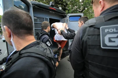 PORTO ALEGRE, RS, BRASIL - 08/12/2023 - Sete presos apontados como responsáveis pelo comando ou execução de homicídios na Grande Porto Alegre foram transferidos dentro do sistema prisional gaúcho na manhã desta sexta-feira (7). A Operação Exilium, coordenada pela Secretaria da Segurança Pública (SSP) do Estado, tem como objetivo combater os assassinatos vinculados ao crime organizado. FOTO: RONALDO BERNARDI, AGÊNCIA RBS<!-- NICAID(15620310) -->